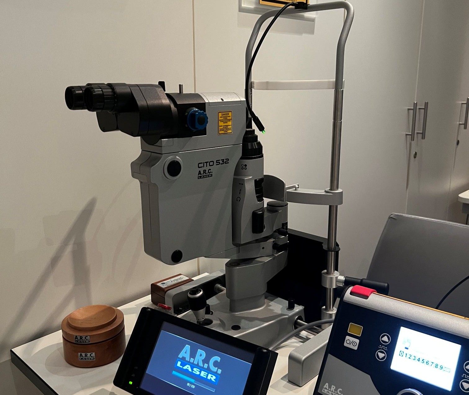 Moderner SLT-Laserarbeitsplatz mit Spaltlampe